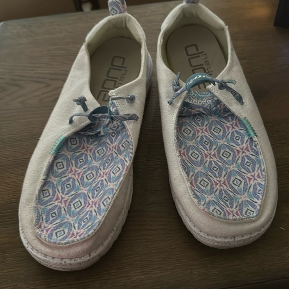 Woman's HeyDudes sz 11